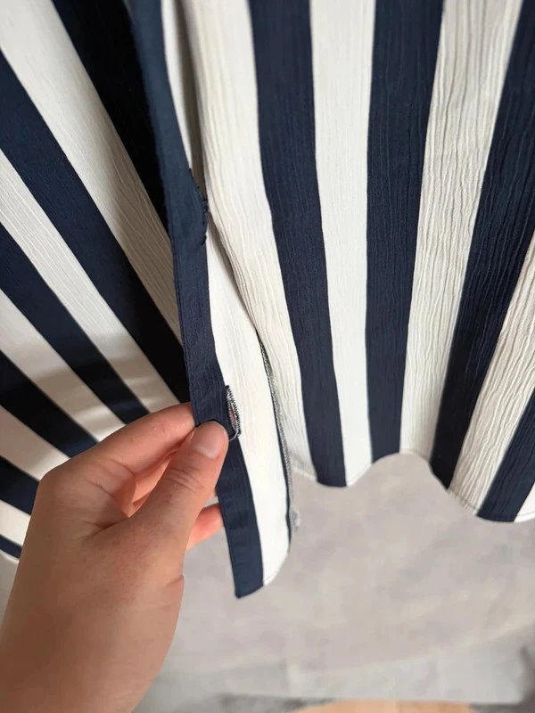 Mooie gestreepte marineblauwe en witte blouse – photo 2
